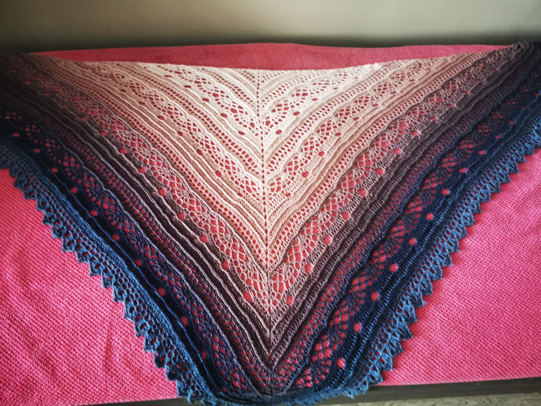 Ręcznie robiona chusta na szydełku